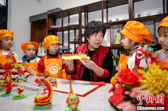 1月31日，李会青正在为孩子们展示面塑技艺。陈康 摄