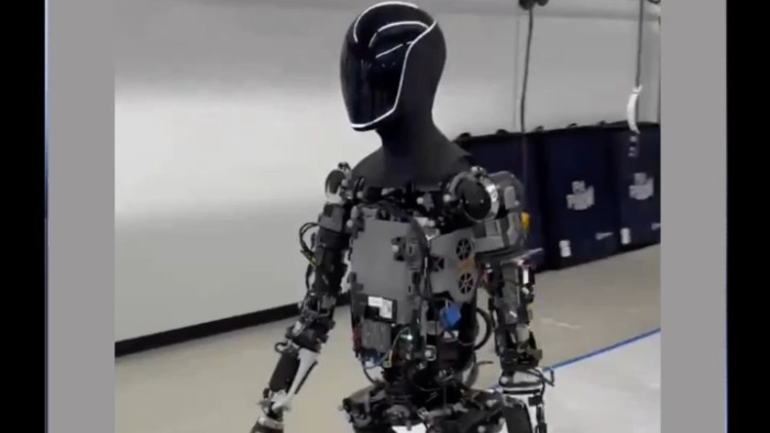 马斯克社交平台发布了“擎天柱”人形机器人行走的视频