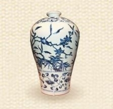 青花桃竹纹梅瓶 明·永乐 故宫博物院藏 高36厘米,口径6.7厘米, 足径13.9厘米 永乐青花瓷代表作。以青料绘制折枝桃竹纹,疏朗秀丽,色青浓翠,与端庄秀美的梅瓶器形组合,意趣生动,宛若中国传统水墨画,体现了浓郁的中式审美。御窑以笔墨浸染,将青花瓷在文化维度上脱胎换骨,由技艺晋升为艺术。