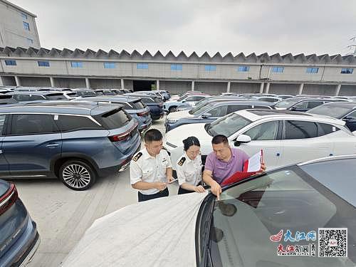 ▲鹰潭海关关员在鹰潭国际陆港对今年首列汽车班列出口货物实施监管查验。