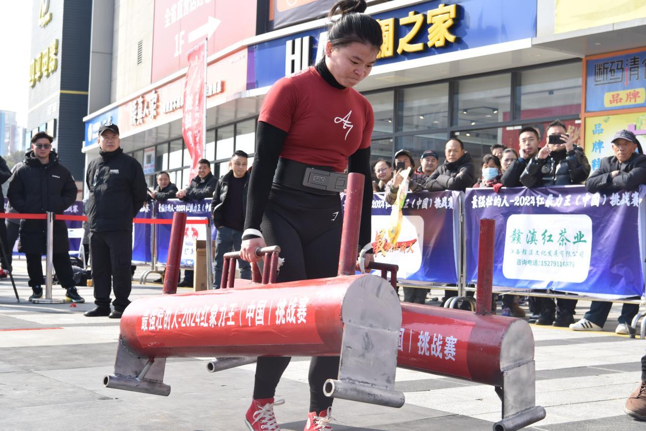 女子组选手进行100kg农夫行走比赛