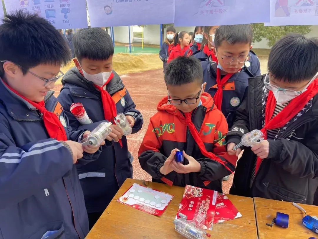 杭州市钱塘区新围小学开展迎寒假体验式安全主题游园活动
