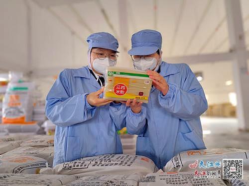 ▲赣州海关调研米粉生产企业的管理情况。