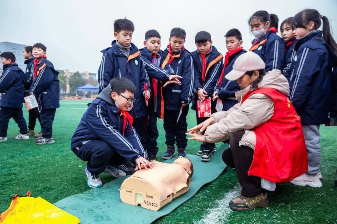 杭州市钱塘区新围小学开展迎寒假体验式安全主题游园活动
