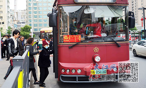 游客体验旅游专线公交车。本报全媒体记者 蔡颖辉摄