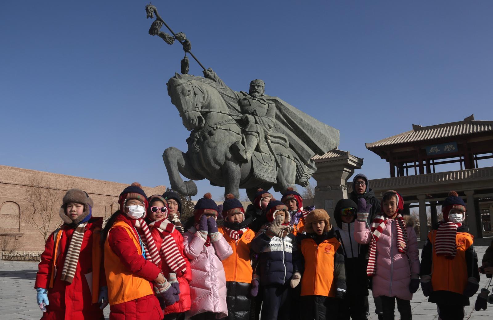 游客在敦煌市阳关景区参观游览