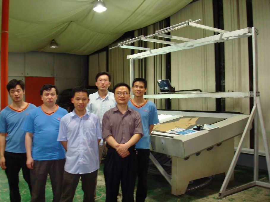 (2008年 第一台震动刀裁切机诞生)