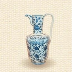 青花缠枝莲纹方流执壶 明·永乐 故宫博物院藏 高32.3厘米,口径7.4厘米, 足径11.5厘米 明代郑和七下西洋,不仅带来了阿拉伯地区的苏麻离青料,而且将当地的诸多金属器形引入中国。御窑仿其形制,烧制出许多源于异域造型的瓷器,诸如执壶、折沿盆、烛台、扁瓶等。此器仿自伊斯兰银水注。