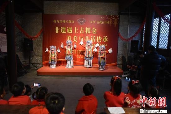 1月31日，“小演员”在台上表演。刘娟 摄