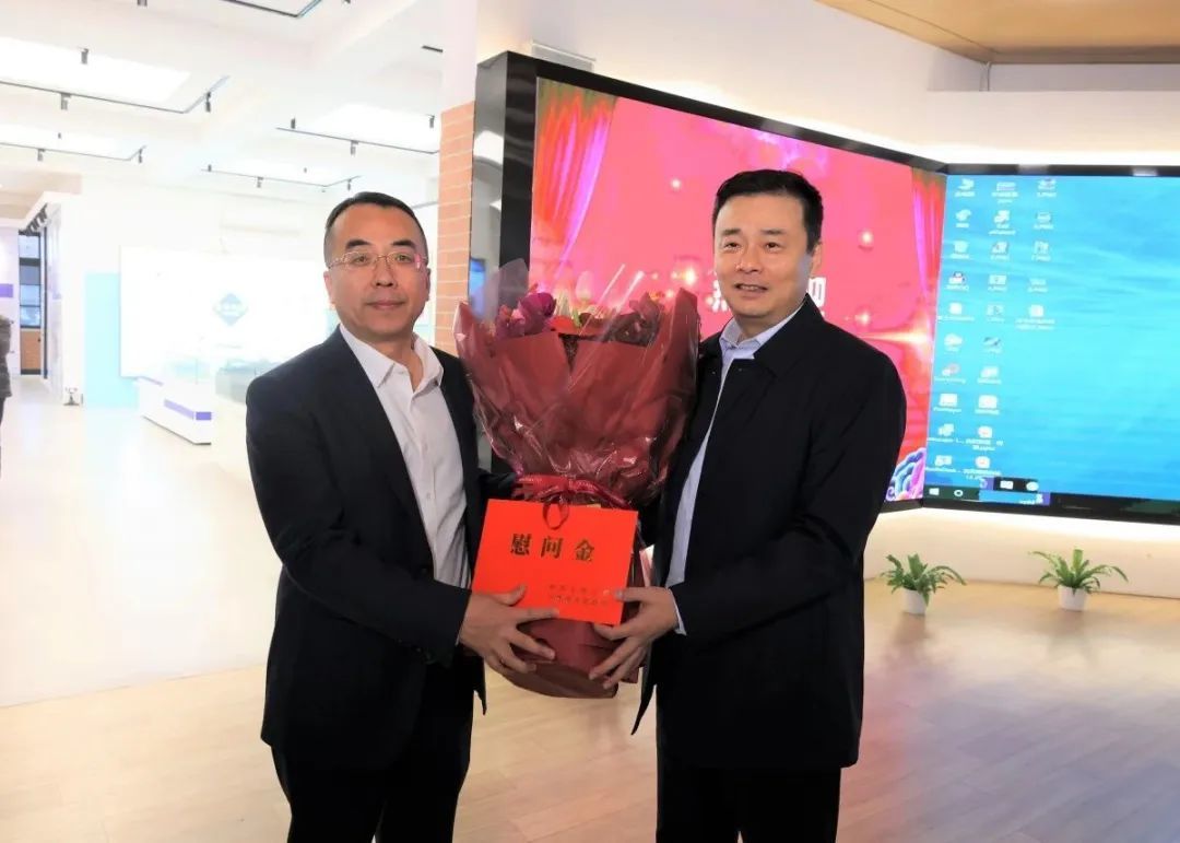 汤飞帆走访慰问在甬专家人才和道德模范