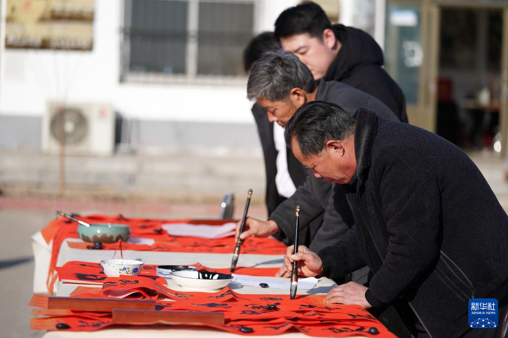 1月28日，书法爱好者在河北省巨鹿县西郭城村书写廉政题材春联。
