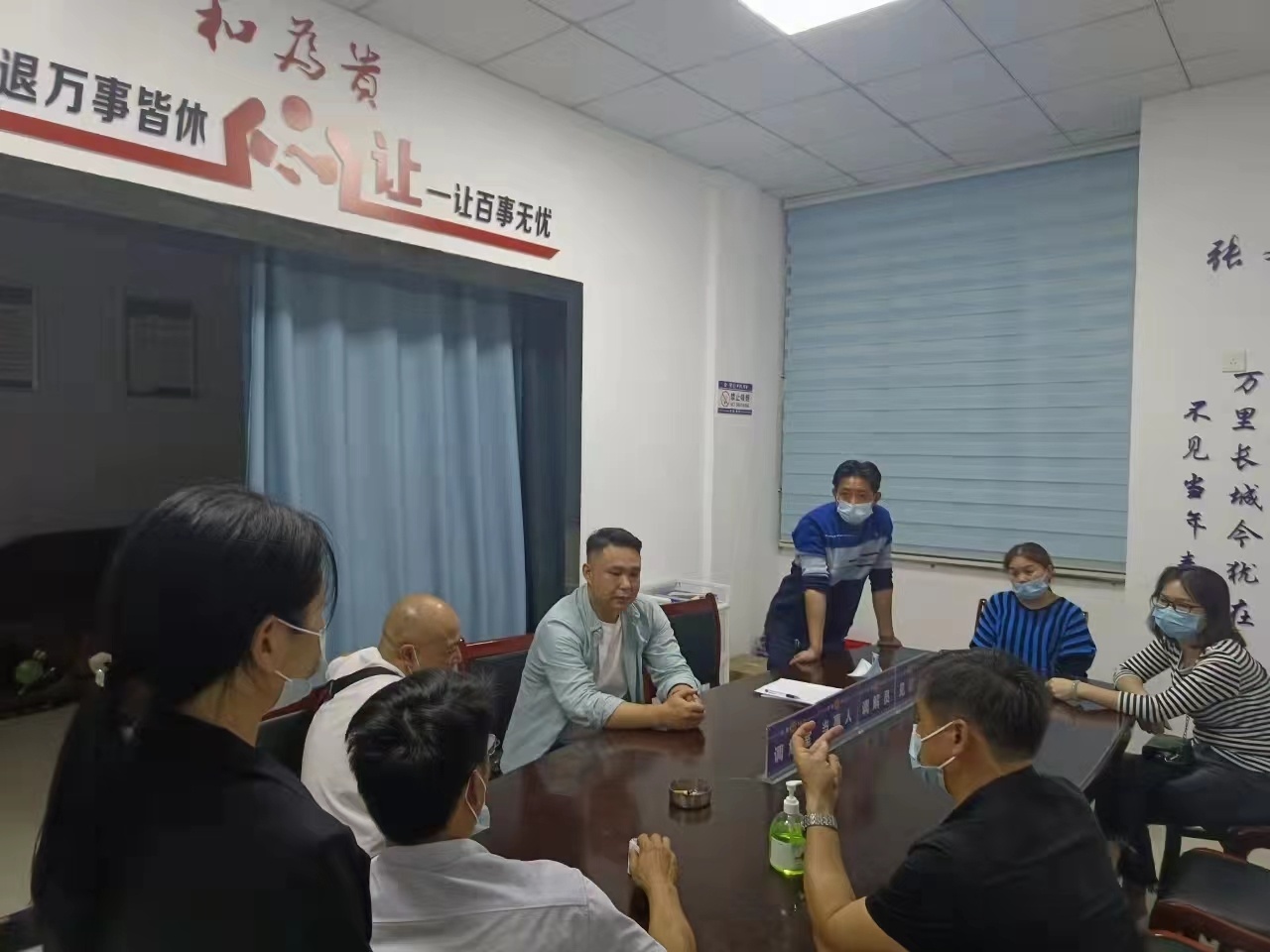曾庆祺(图中)调解群众矛盾