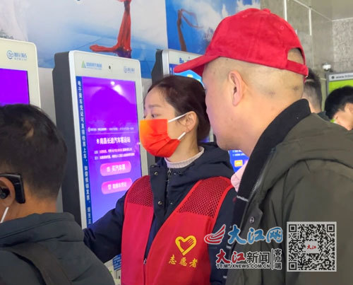 南昌长途汽运站值班站长姜娜娜帮助乘客取票