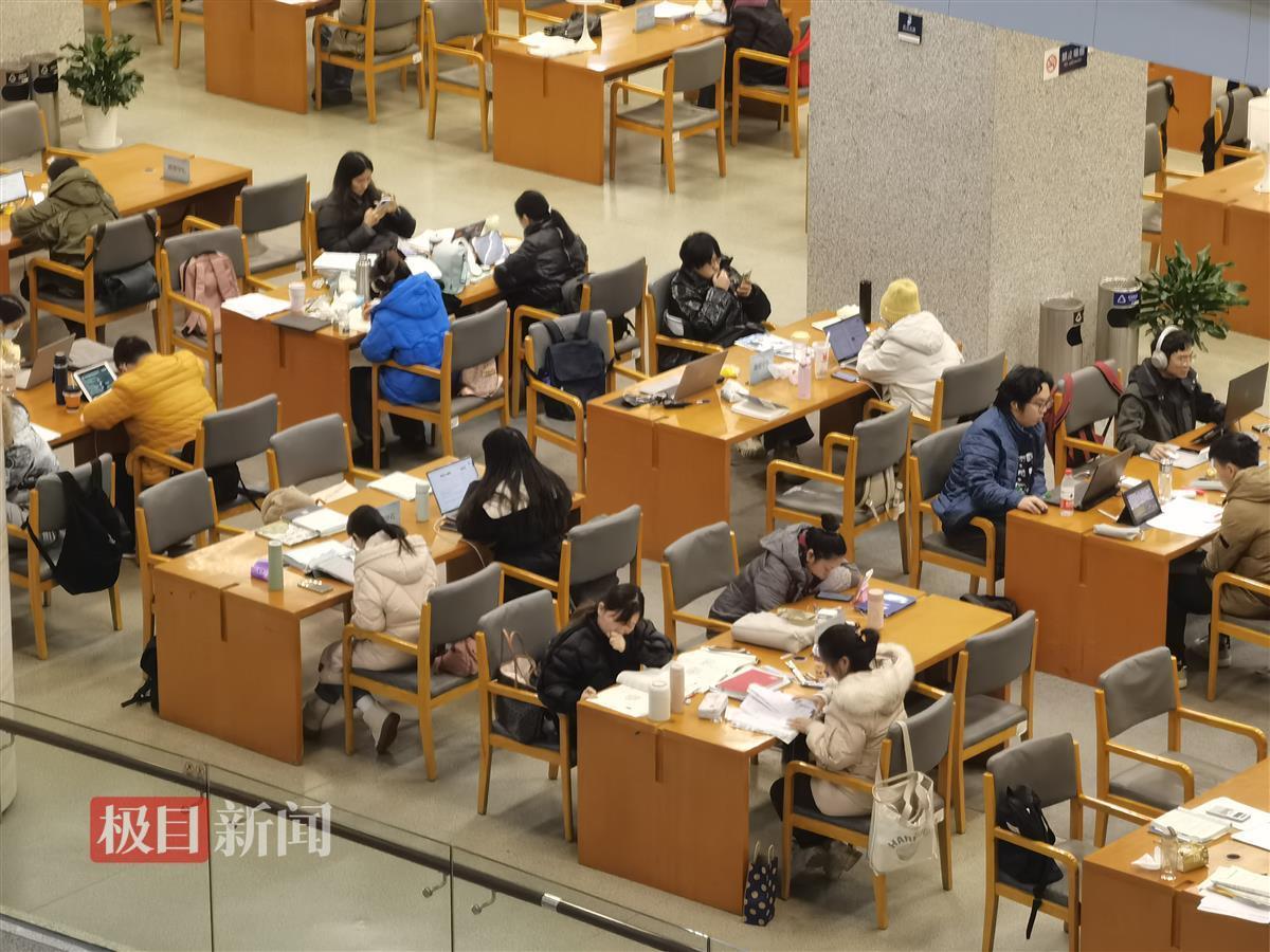 湖北省图书馆阅读场景（资料图片）