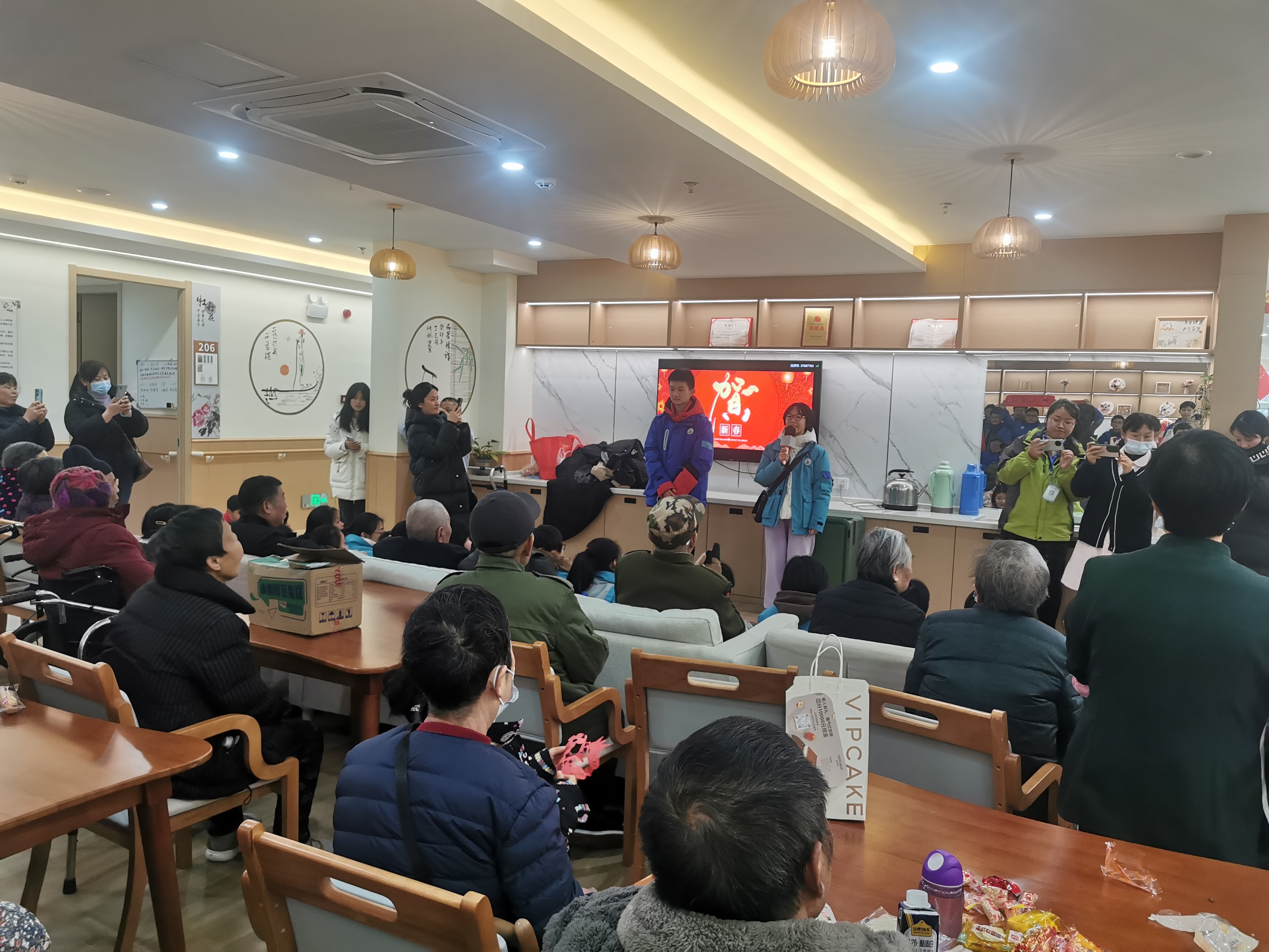 情系养老院  冬日送温暖  ——合肥46中八(1)班开展“践行志愿服务，勇担时代责任”寒假社会实践活动