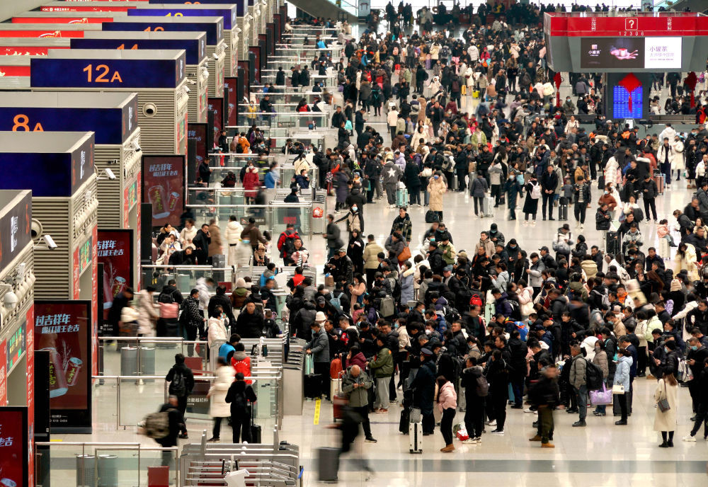 1月26日,旅客在郑州东站候车大厅内候车新华社记者 李安 摄