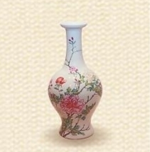 粉彩牡丹玉兰图盘口瓶 清·雍正 故宫博物院藏 高27.5厘米,口径6.3厘米, 足径8.6厘米 雍正粉彩瓷器代表作。柔婉多姿,用笔细腻,吸收传统绘画中的没骨技法,不勾勒线条,用色彩表现物象,明暗深浅自然,强调含蓄蕴意,淡雅清绮。