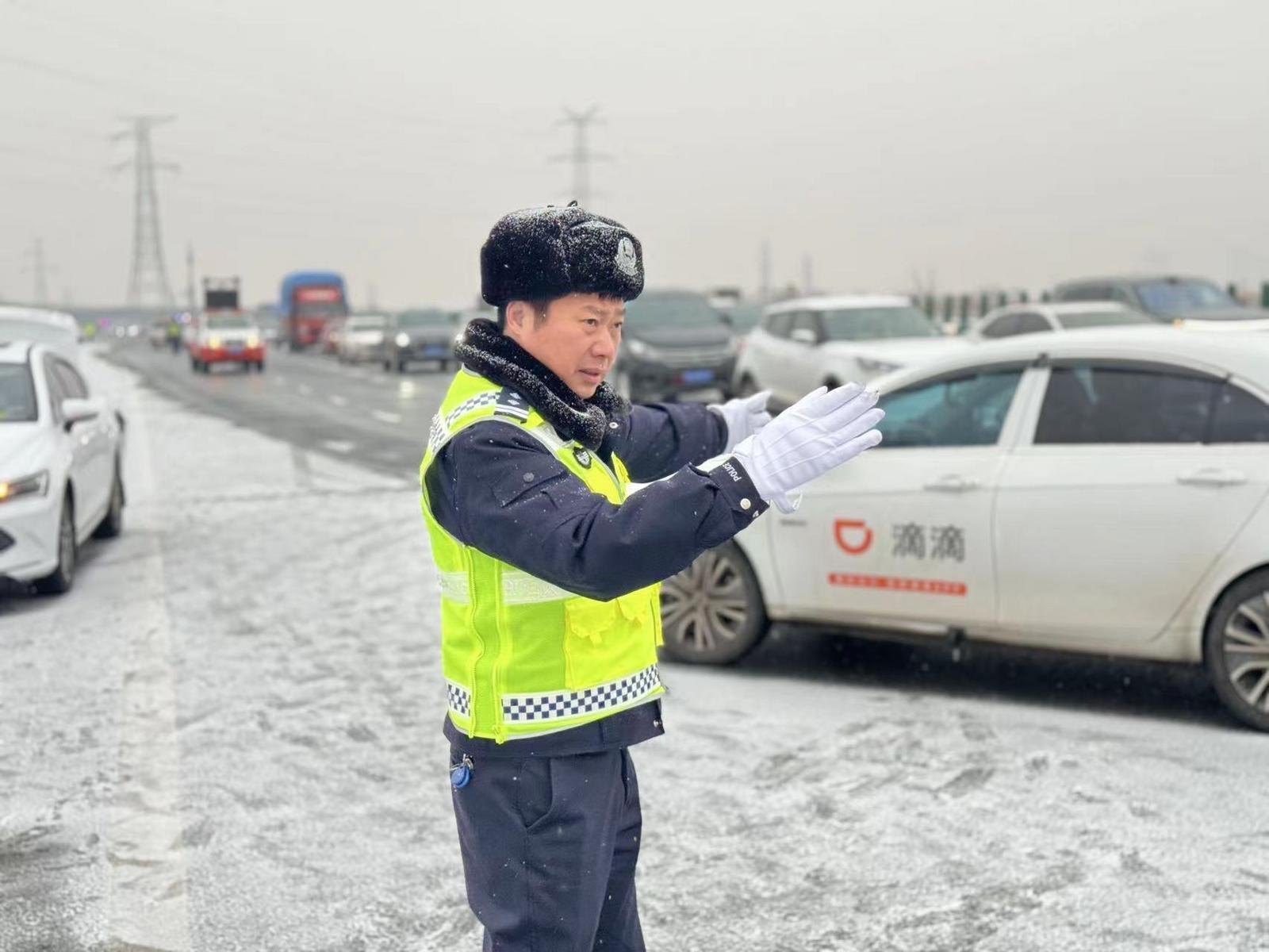 图说:交警在路上疏导交通.