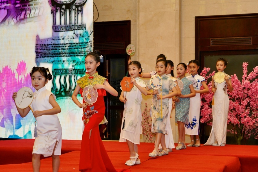 小朋友登台表演,别有一番情趣