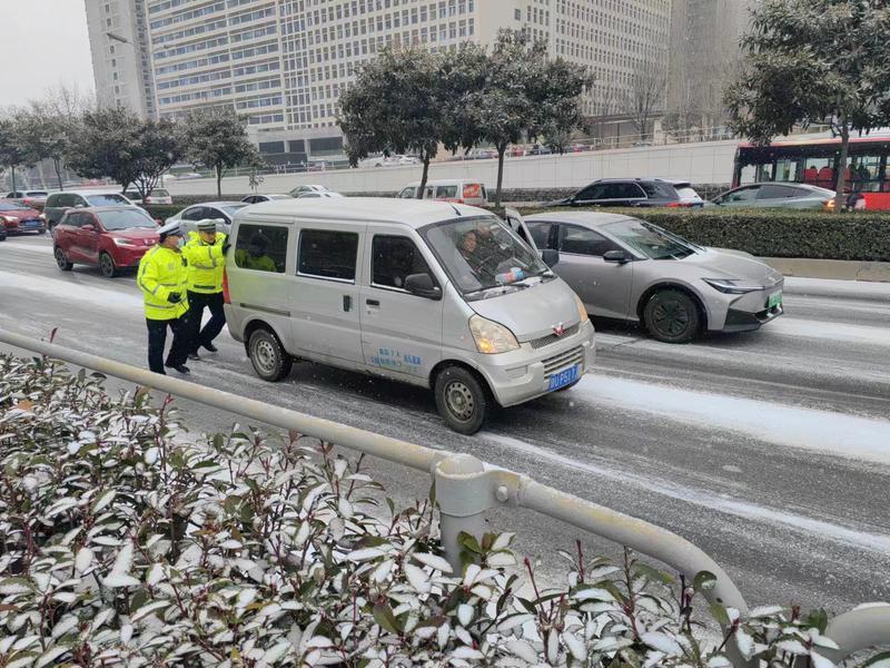 图说:交警帮助抛锚车辆脱困。