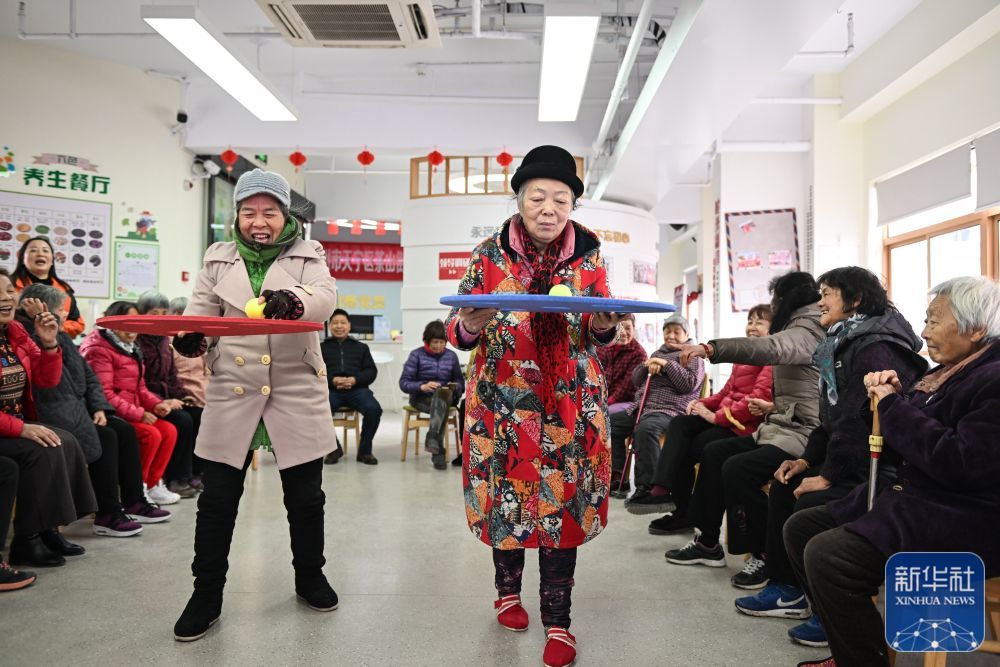 老人在进行趣味游戏比赛