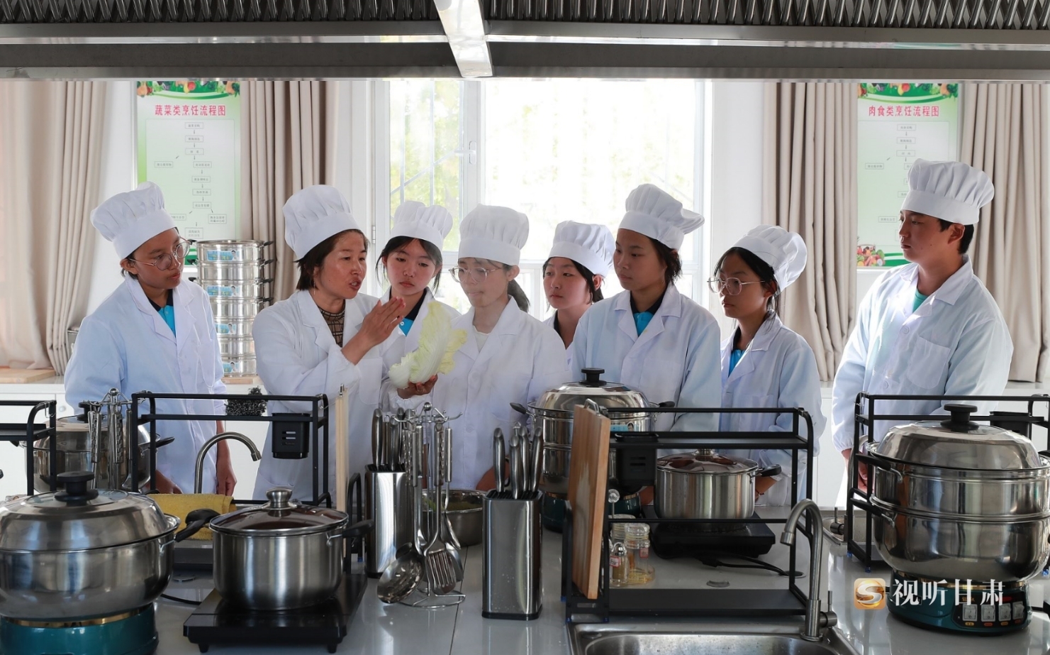 在金塔县第三中学的食育坊，烹饪课指导教师常锦红指导学生。