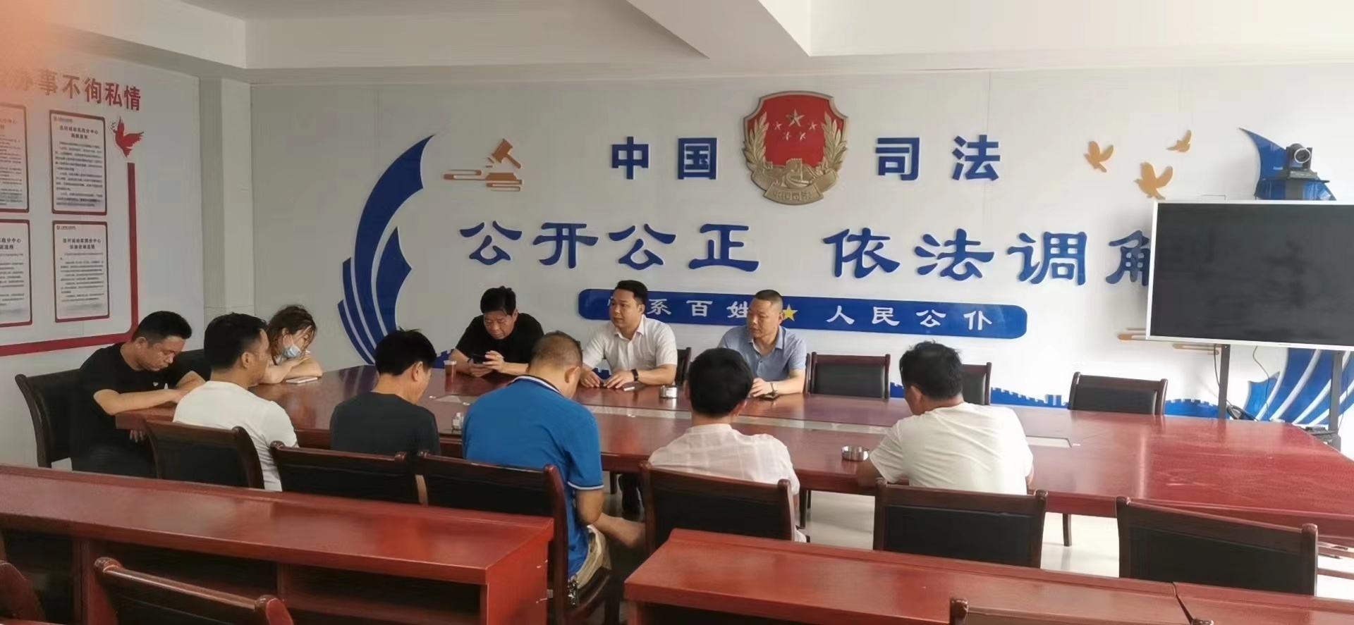 曾庆祺(图中)调解群众矛盾