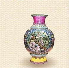 洋彩镂空岁寒三友图转心瓶 清·乾隆 沈阳故宫博物院藏 高28.5厘米,口径10.3厘米, 腹径18.7厘米,足径11.3厘米 转心瓶多镂空开光,可通过旋转窥探内瓶纹饰,以达观有限而意无穷之妙。在百转千回间蕴破静为动之美,显鬼斧神工之能,体现出御窑对瓷器的掌控臻于化境。此转心瓶外壁镂空松竹梅《三友图》,内胆饰粉彩云龙纹,以“走马观灯”之势,赏游龙穿花之姿。