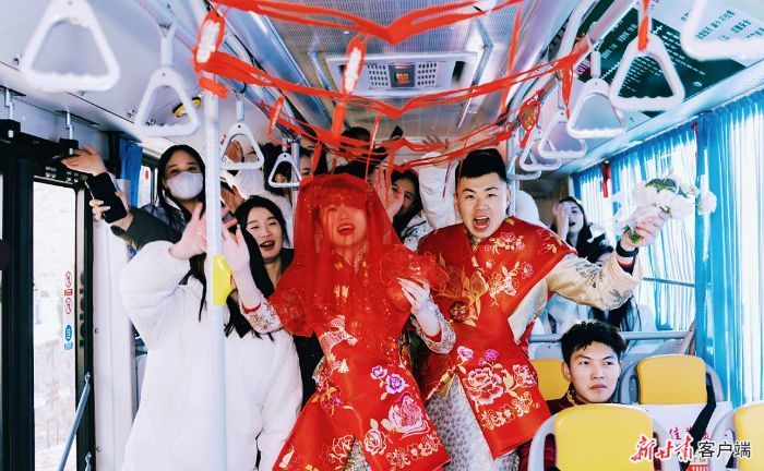 公交车“变身”浪漫婚车　新甘肃&middot;甘肃日报通讯员　程莉　摄