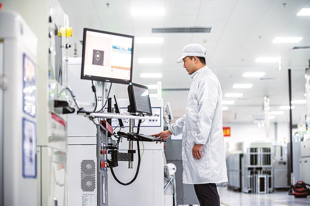 富赛汽车电子有限公司T-Box生产车间。