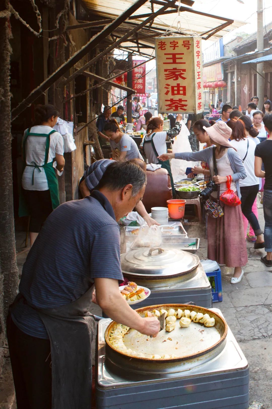 濉溪老城石板街，居民到老字號王家油茶吃早餐。圖/視覺中國