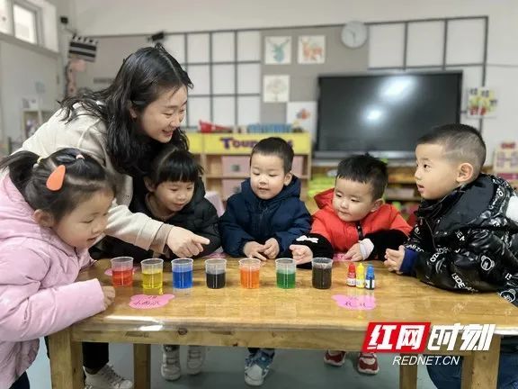 长沙师范学院附属第一幼儿园托育中心的老师和孩子们在一起活动