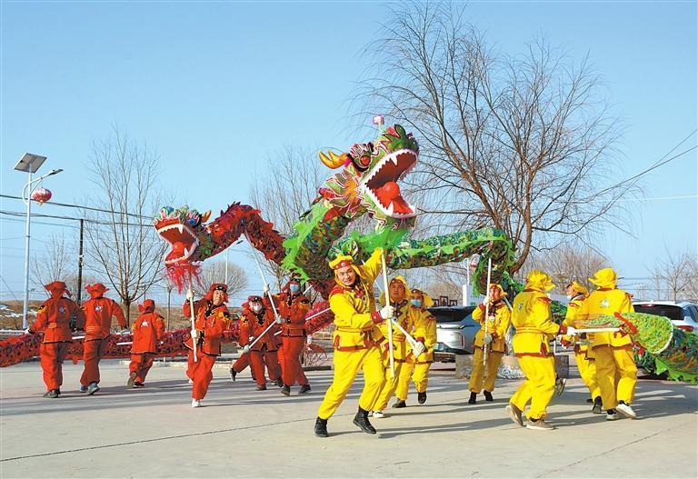 近日，古浪县西靖镇七墩台村村民在排练社火。新甘肃·甘肃日报记者　金奉乾