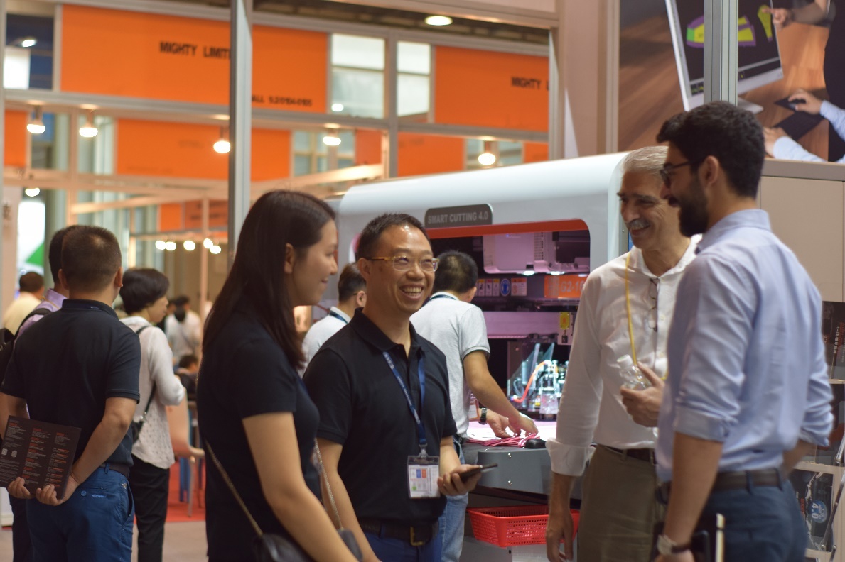 (高规格参加国际化展会,是企业开拓全球市场的重要途径)