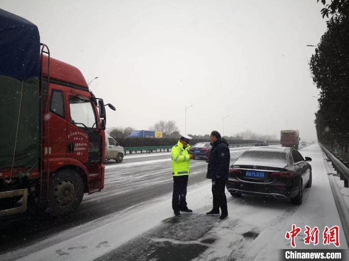 陕西迎大范围雨雪天气多个高速入口封闭