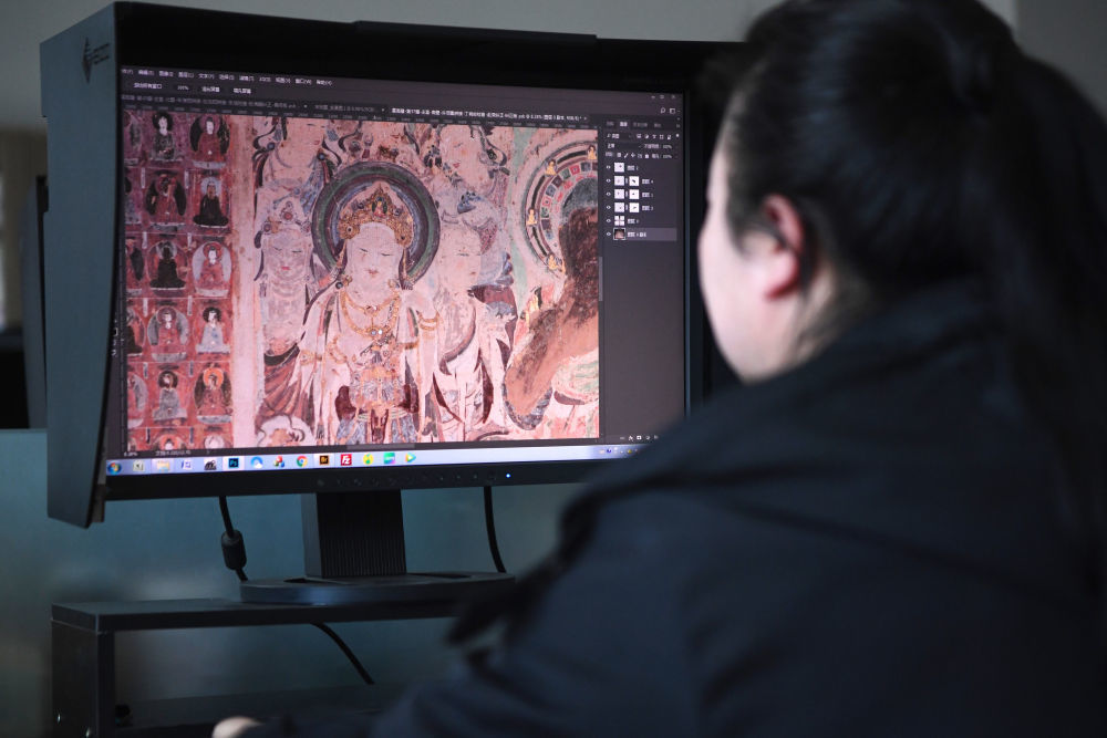 敦煌研究院文物数字化保护团队图像处理人员年海丽在拼接壁画图像（2023年4月25日摄）新华社记者　陈斌　摄