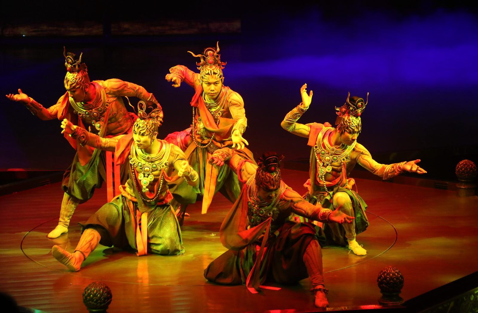 演员在大型洞窟式沉浸体验剧《乐动敦煌》中表演