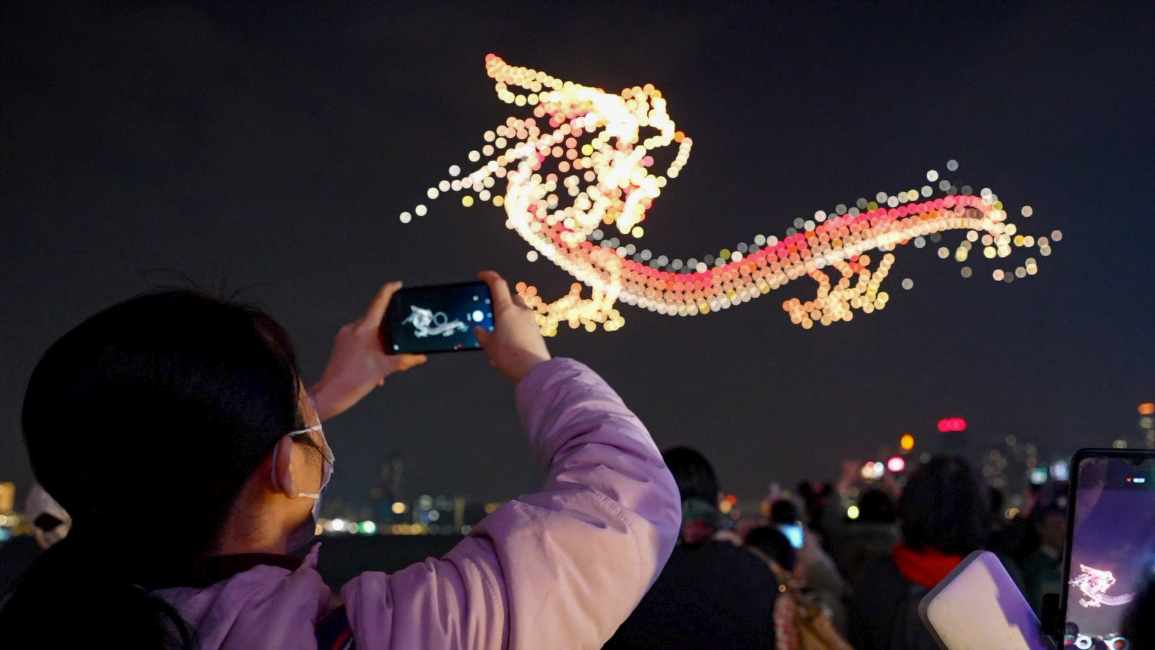 大型无人机灯光秀点亮缤纷维港