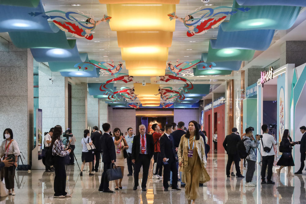 2023年9月6日，与会嘉宾在第六届丝绸之路（敦煌）国际文化博览会上参观。新华社记者　马希平　摄