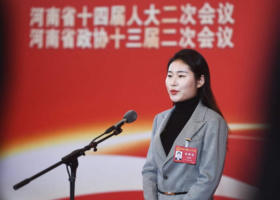 1月28日上午，河南省人民会堂，河南省人大代表杨童雨亮相“代表通道”，回答记者提问。
