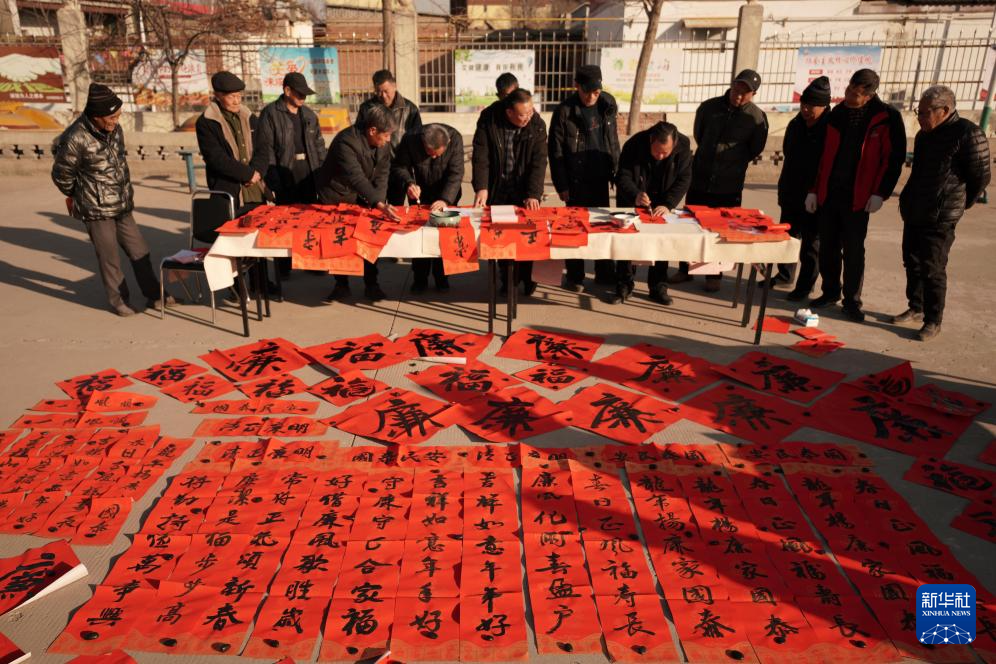 1月28日，书法爱好者在河北省巨鹿县西郭城村书写廉政题材春联。