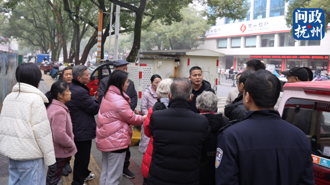 天降惊吓！抚州一小区外墙装饰砖脱落 砸坏路边车辆