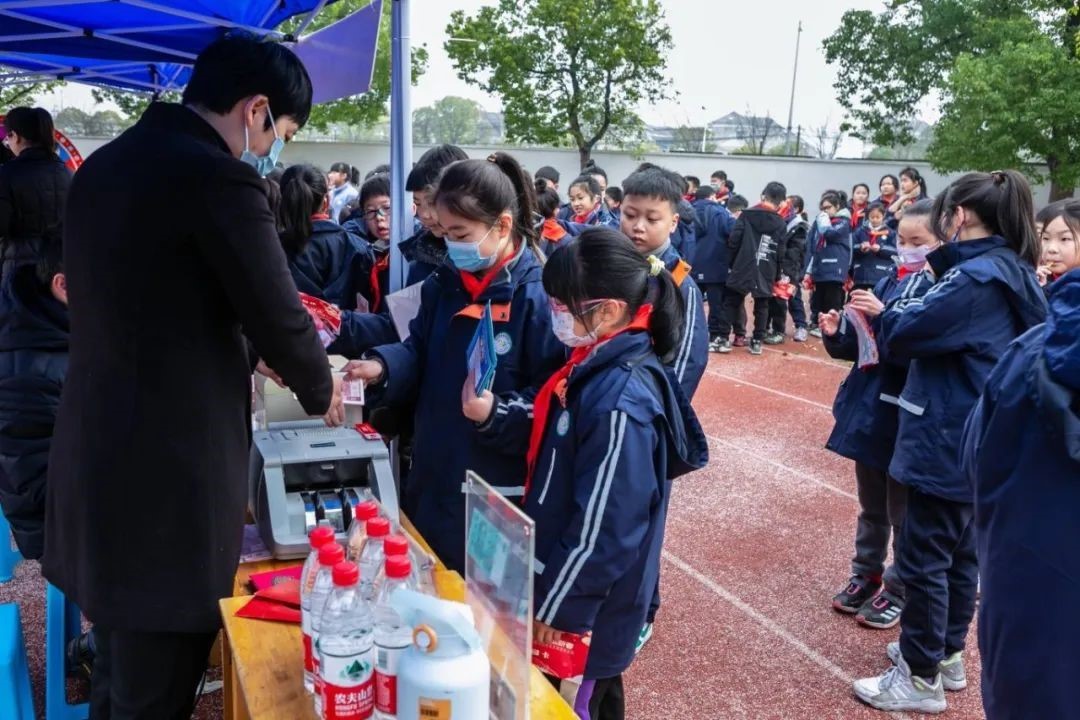 杭州市钱塘区新围小学开展迎寒假体验式安全主题游园活动