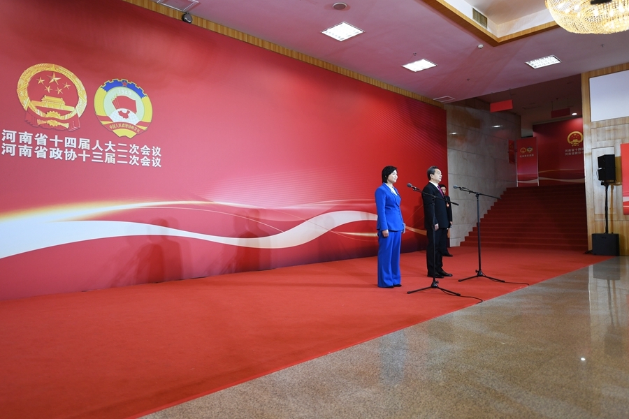 1月28日上午，河南省人民会堂，河南省人大代表张庭莲（左一）、陈连义（左二）亮相“代表通道”，回答记者提问。