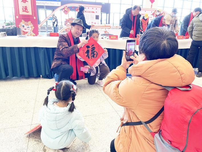 书法家为旅客送福字 摄影：楚天都市报极目新闻记者李辉