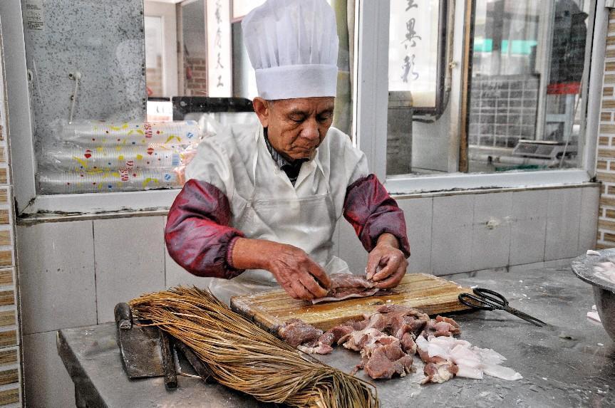 图：师傅正在制作扎蹄