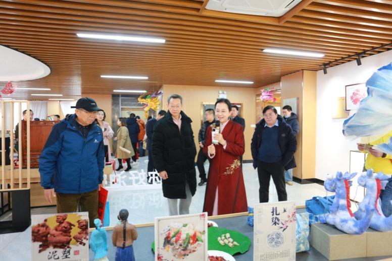 讲解员讲解剪纸阁等8个分区