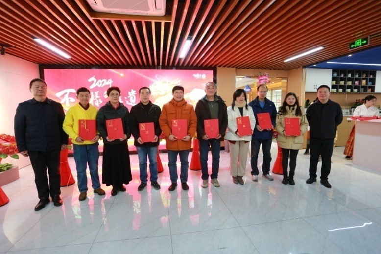 为非遗传承人颁发聘书