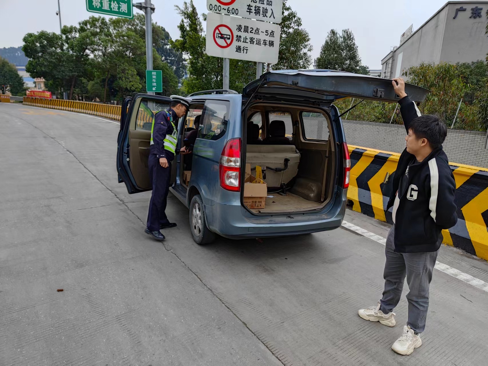 大朗交警大队设卡严查,确保春运安全