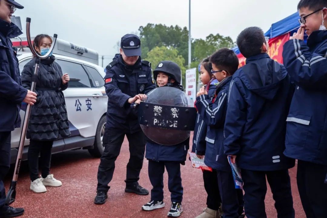 杭州市钱塘区新围小学开展迎寒假体验式安全主题游园活动
